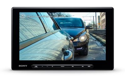 Imagen de un XAV-AX8500 colocado con la cámara del retrovisor izquierdo que se muestra en pantalla