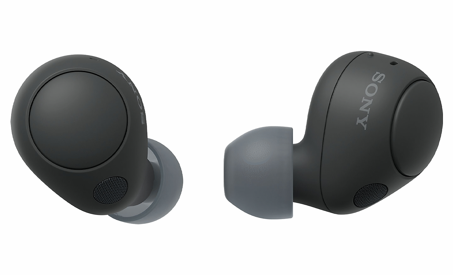 Gambar close up headphone WF-C700N warna hitam. Satu earbud yang difoto dari belakang dan yang lainnya difoto dari samping