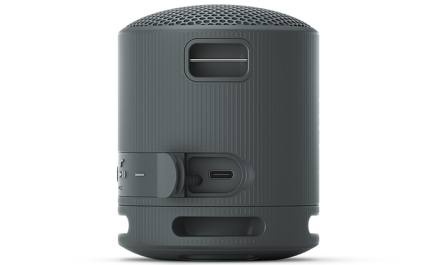 Gambar port pengisian daya USB Type-C pada speaker SRS-XB100 berwarna hitam dengan latar belakang putih