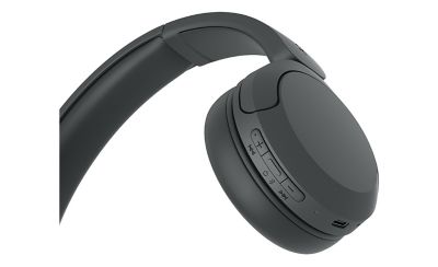 Prim-plan cu o pereche de căști WH-CH530, modelul negru, prezentând butoanele de volum, salt între melodii și apelare de pe cupă, plus portul de încărcare USB-C