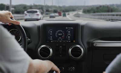 Front view of a person driving with the XAV-9000ES media receiver showing driving data.
