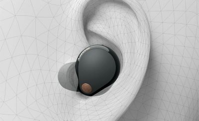 תמונה של אוזניות WF-1000XM5 בתוך ציור של אוזן בתלת-ממד