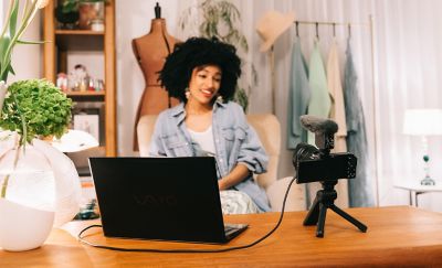 Изображение человека, который использует режим потокового воспроизведения через USB в камере ZV-E10