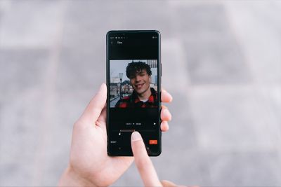 Ситуативное изображение человека, редактирующего ролик на смартфоне