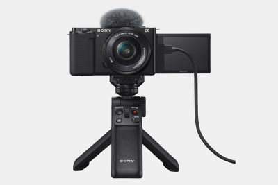 Изображение камеры ZV-E10, заряжаемой через кабель USB-C