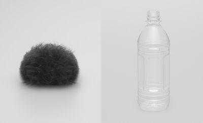 תמונה של מגן רוח ובקבוקי פלסטיק