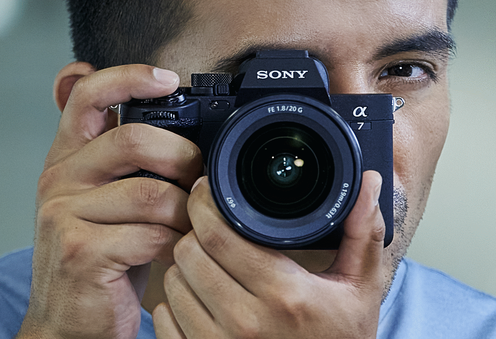 Fotografia de fotógrafo que utiliza o visor eletrónico enquanto fotografa