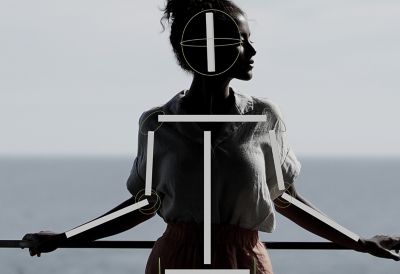 Imagen del título de la sección: Retrato de la silueta de una mujer en contraste con el mar