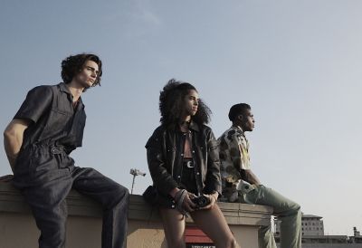 Imagen de ejemplo de tres jóvenes reunidos bajo un hermoso cielo de colores al atardecer