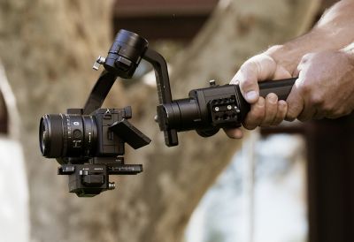 Imagen del título de la sección: Escena con un estabilizador conectado a la cámara para grabar videos