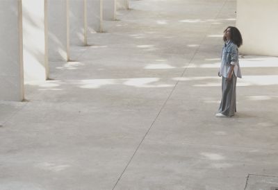 Imagen de ejemplo de un retrato de cuerpo completo de una mujer