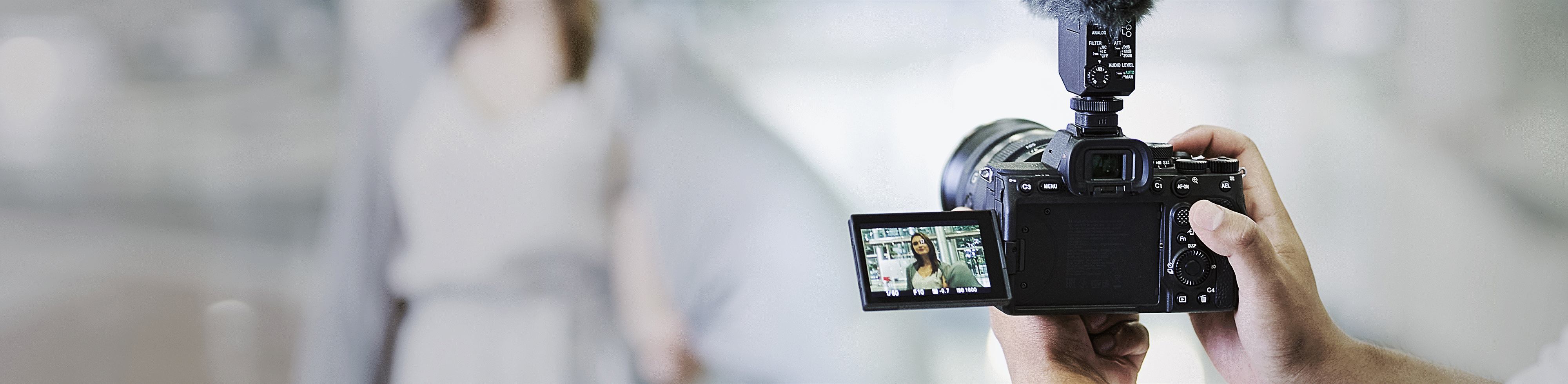 Foto af videoskaber, der optager med kameraets Active-tilstand for billedstabilisering uden andet udstyr end kameraet