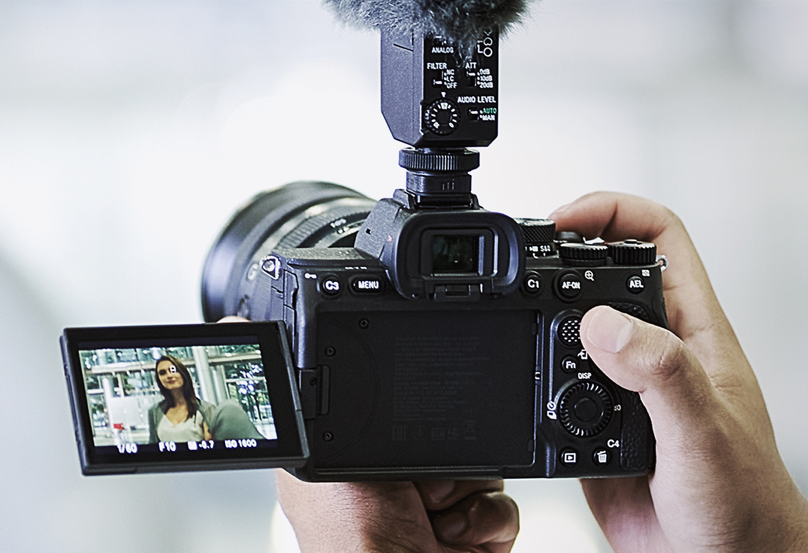 Foto kreator video sedang merekam dengan stabilisasi gambar Mode Aktif pada kamera, tanpa perlengkapan lain
