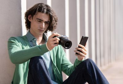 Imagen de un hombre transfiriendo datos de la cámara a un smartphone