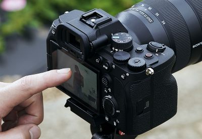 Imagen de una persona presionando los botones de la cámara