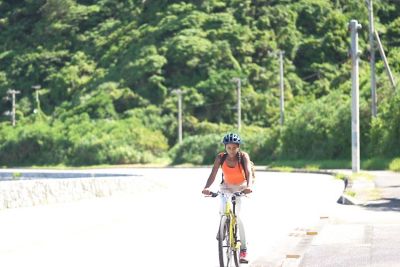 Žena vozi bicikl, prikazano u kadrovima velike brzine