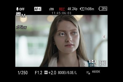 Gesicht einer Frau mit quadratischem Autofokusfeld, das ihren Augen folgt