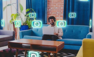 Pengguna menikmati 360 Reality Audio imersif di rumah dengan headphone
