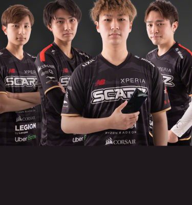 Двое мужчин в футболках с надписью Xperia позируют на черном фоне.