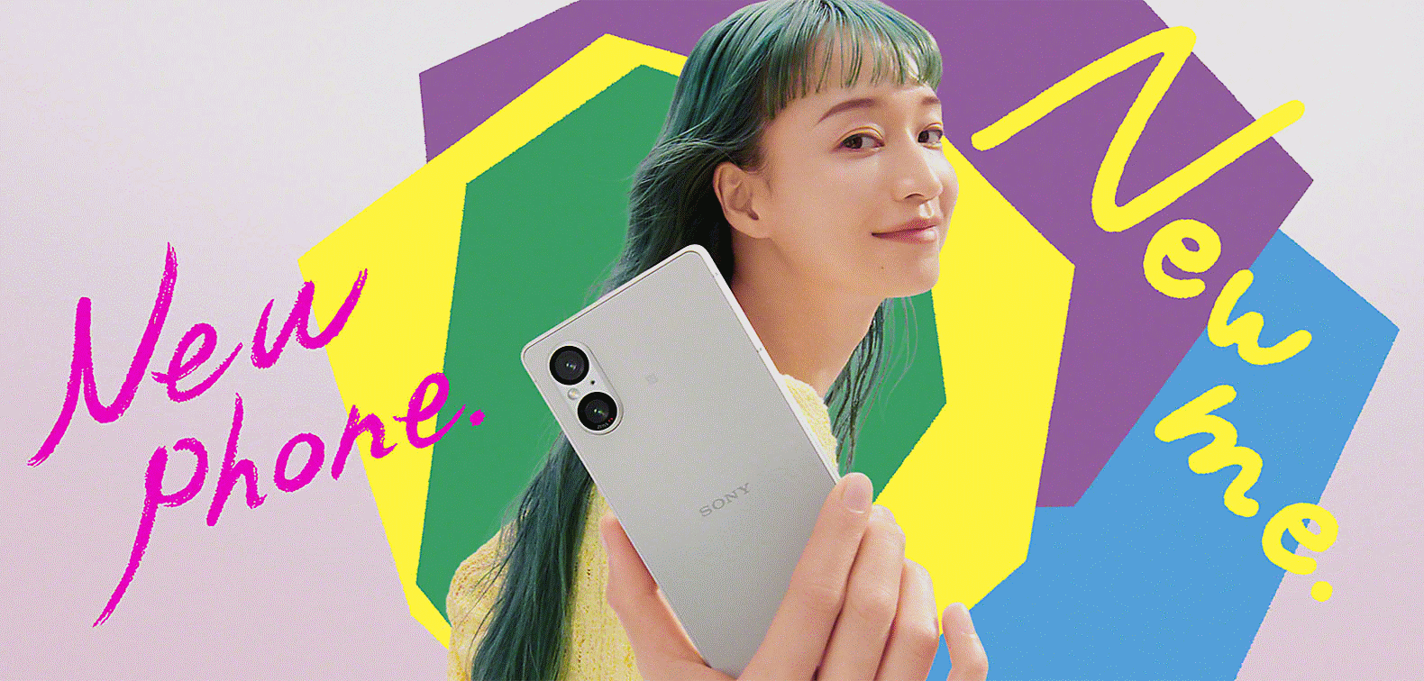 Billede af en person med en Xperia-telefon på en lyserød baggrund med farverige former og teksten "Ny telefon. Ny mig."