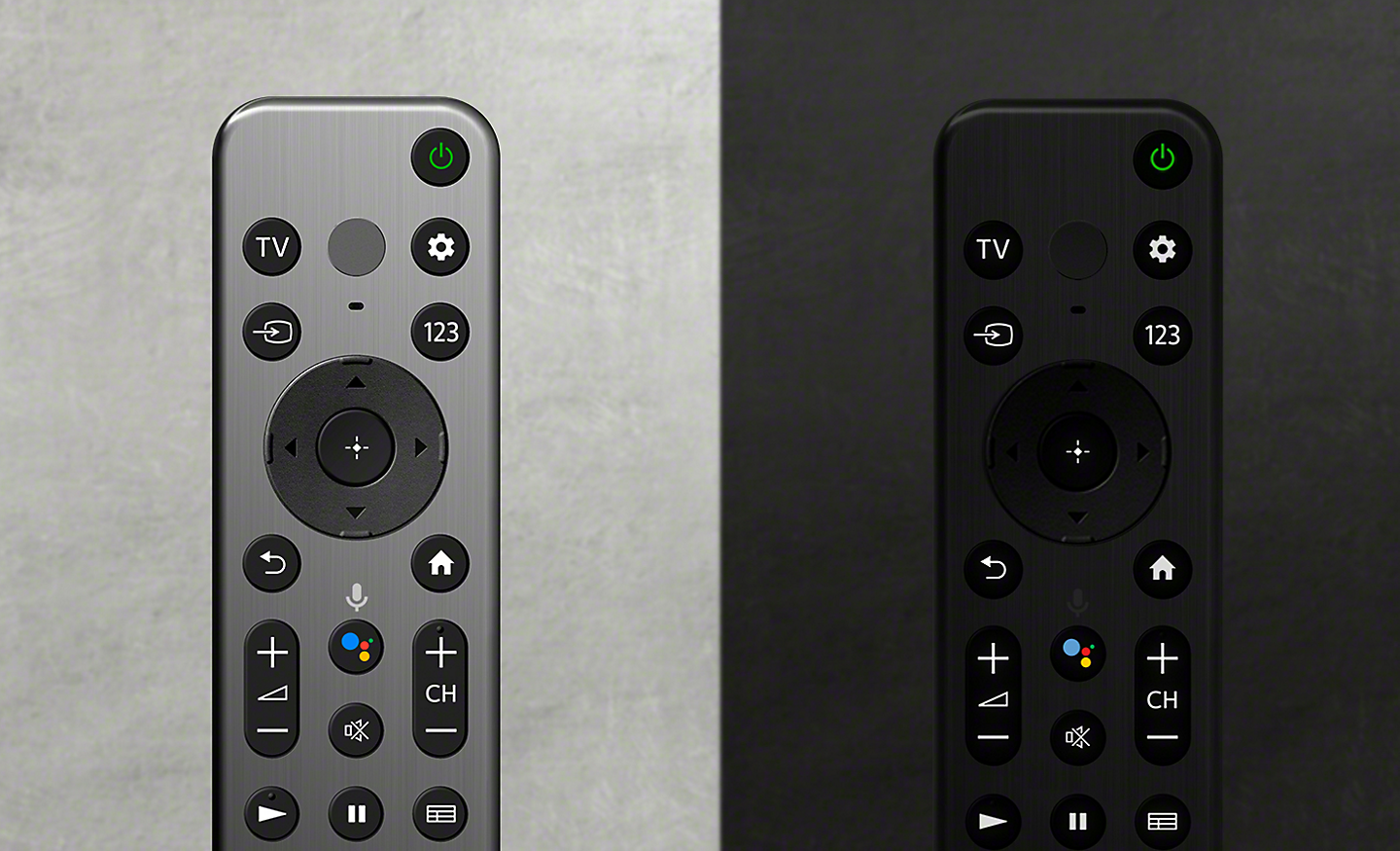 תמונה של שני מכשירי שלט רחוק, בצד ימין בצבע כסף ובצד שמאל בצבע שחור