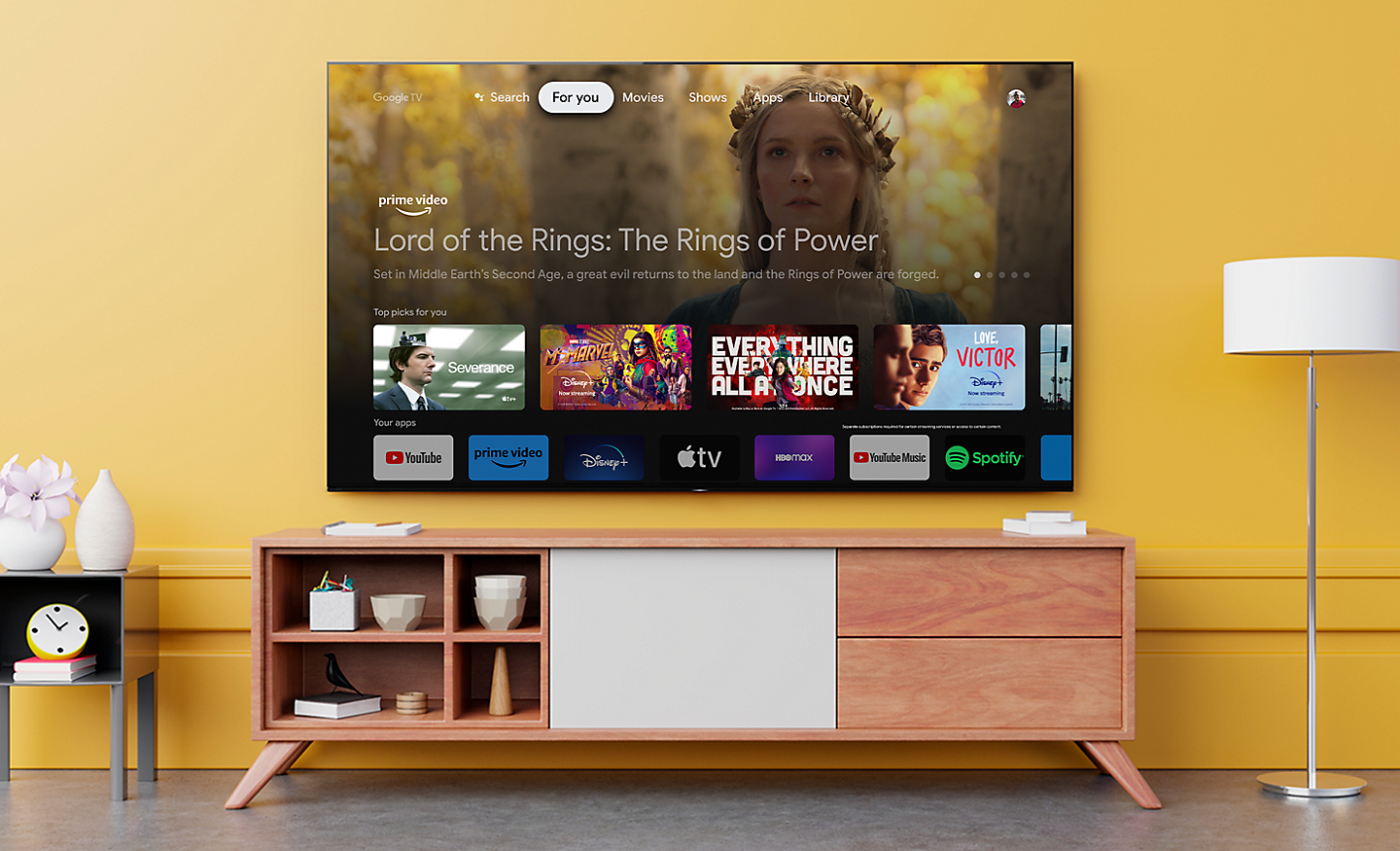 Abbildung eines BRAVIA Fernsehers in einem Wohnzimmer mit einem Menü, das die verschiedenen verfügbaren Services zeigt