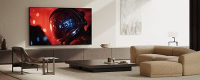 BRAVIA 9 II pada Mirage Stand menampilkan pemandangan yang hidup tentang seorang astronot di ruang tamu modern