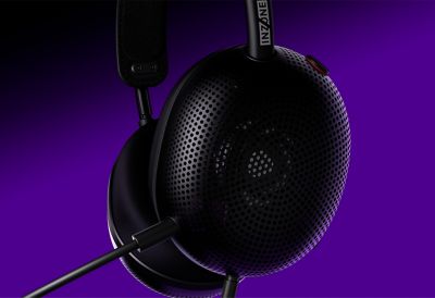 Audífonos tipo diadema negros con micrófono sobre un fondo morado y negro