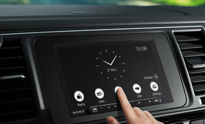 Afbeelding van de XAV-AX6050 in een dashboard met een persoon die met één vinger op het scherm tikt