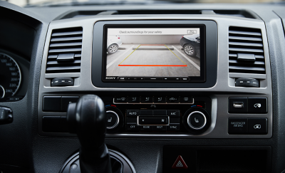 Afbeelding van de XAV-AX6050 in een dashboard met beelden van de achteruitrijcamera op het scherm