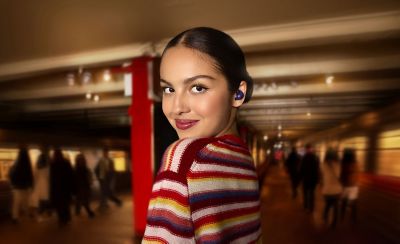 Olivia Rodrigo portant une paire de LinkBuds Fit violets.