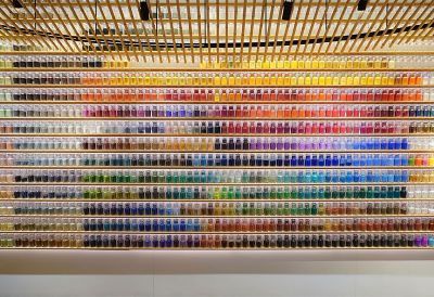 Пример изображения стены с разноцветными бутылками