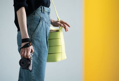 Imagen de persona de pie sosteniendo una cámara