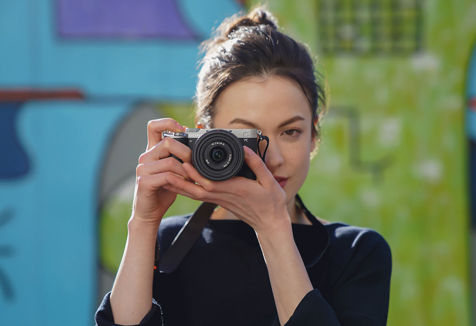 Πορτραίτο γυναίκας που τραβάει φωτογραφίες σε εξωτερικό χώρο