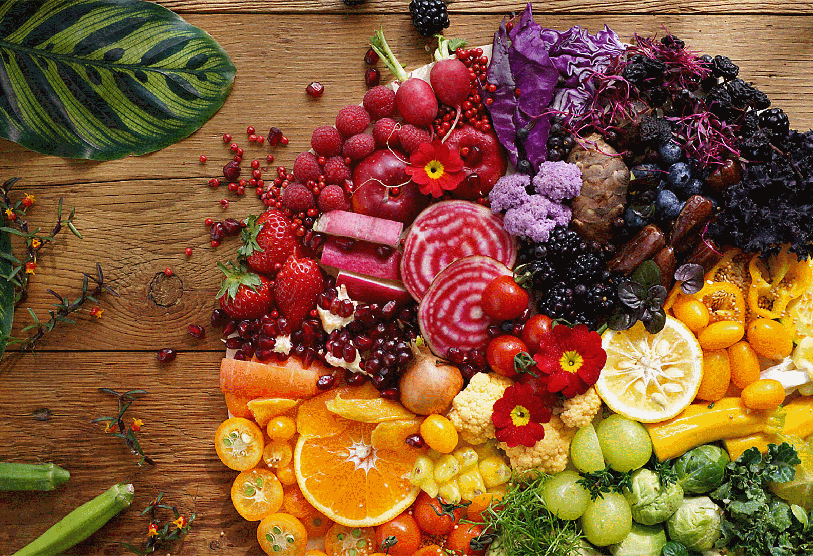 Изображение на цветни зеленчуци и плодове, заснето с този обектив при висока разделителна способност във всеки край