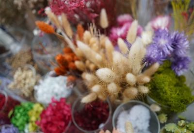 Primer plano de ramos de flores