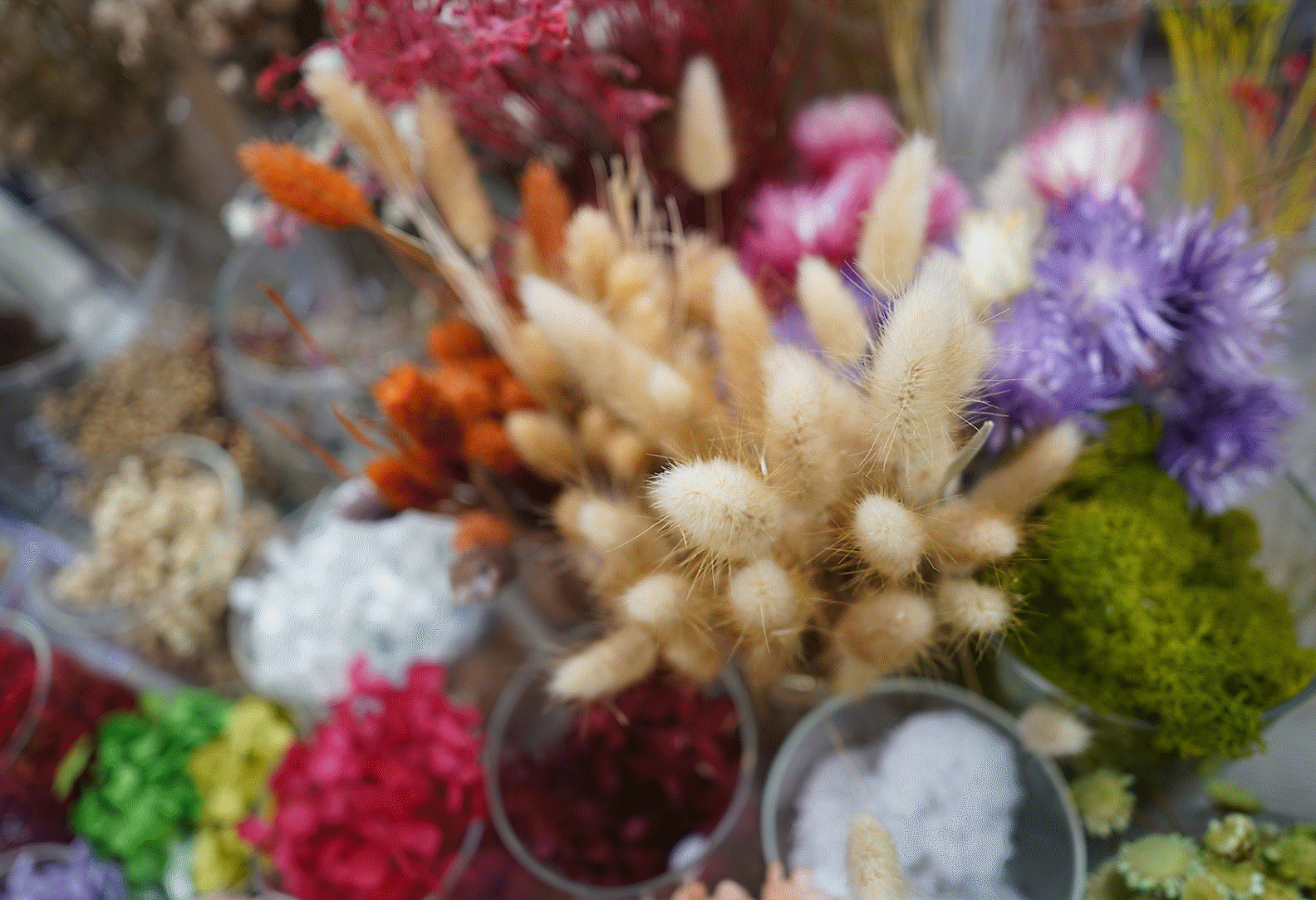 Close-up van naaldaar en andere bloemboeketten