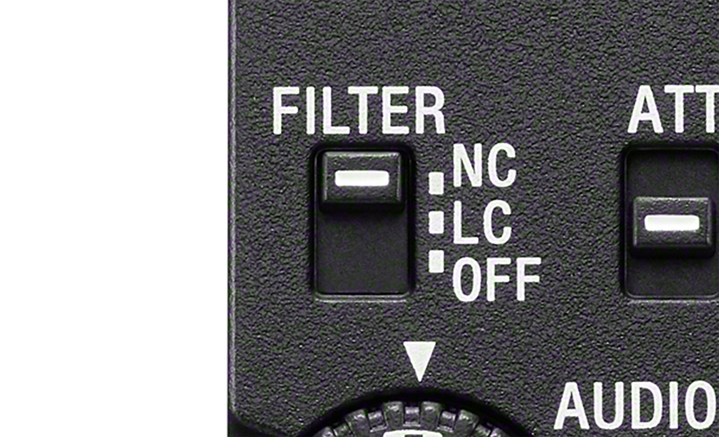Gros plan du commutateur de filtre sur le panneau arrière. Le commutateur est réglé sur le filtre antibruit.