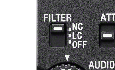 Primer plano del selector de filtro en el panel posterior. El selector está en la posición de filtro de reducción de ruido.