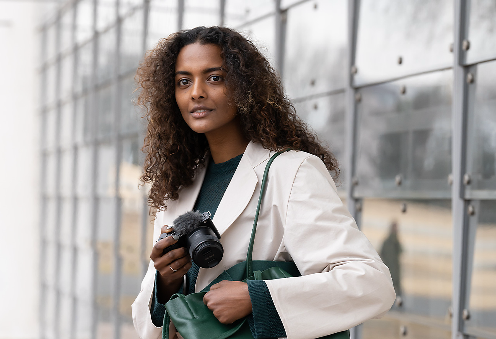 Ein Model nimmt eine Kamera aus einer Tasche