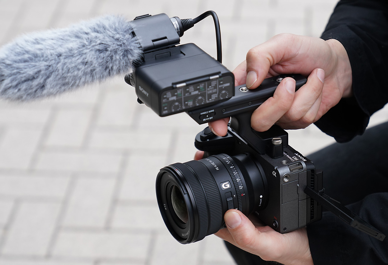 Situační obrázek pořízený pomocí objektivu SELP1635G nasazeného na kameře FX3 s mikrofonem ECM-XM1