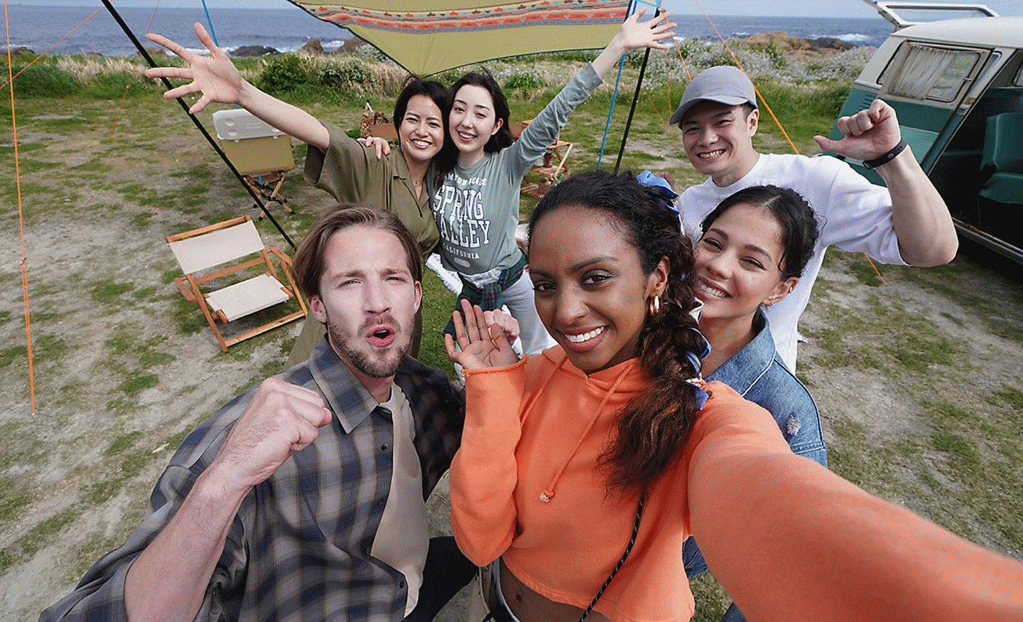 Image showing that multiple people can fit in the frame, even when shooting a selfie