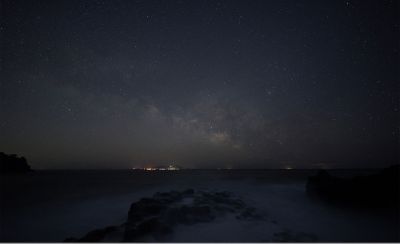 Stargazing photo showing the Milky Way over the sea