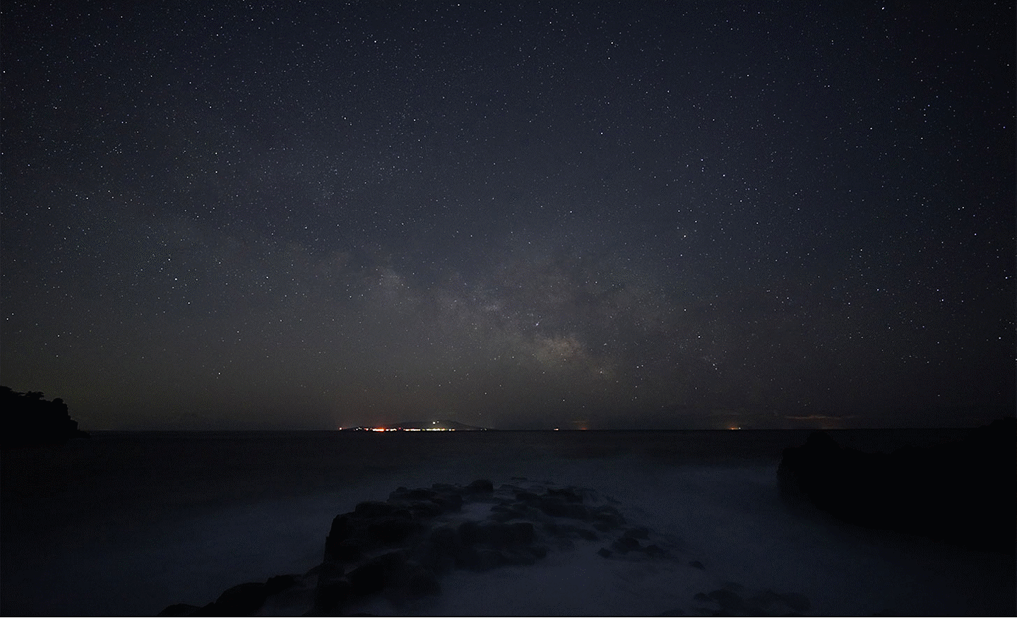 Φωτογράφιση αστεριών που δείχνει τον γαλαξία πάνω από τη θάλασσα