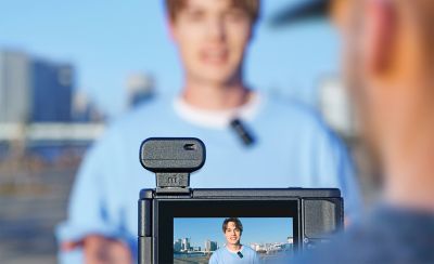 Picture of two people recording their voices with the ECM-W2BT, using both the transmitter and receiver