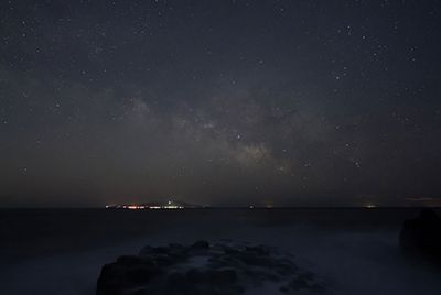 Stargazing photo showing the Milky Way over the sea