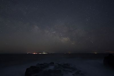 Foto pengamatan bintang yang menunjukkan Bima Sakti di atas laut