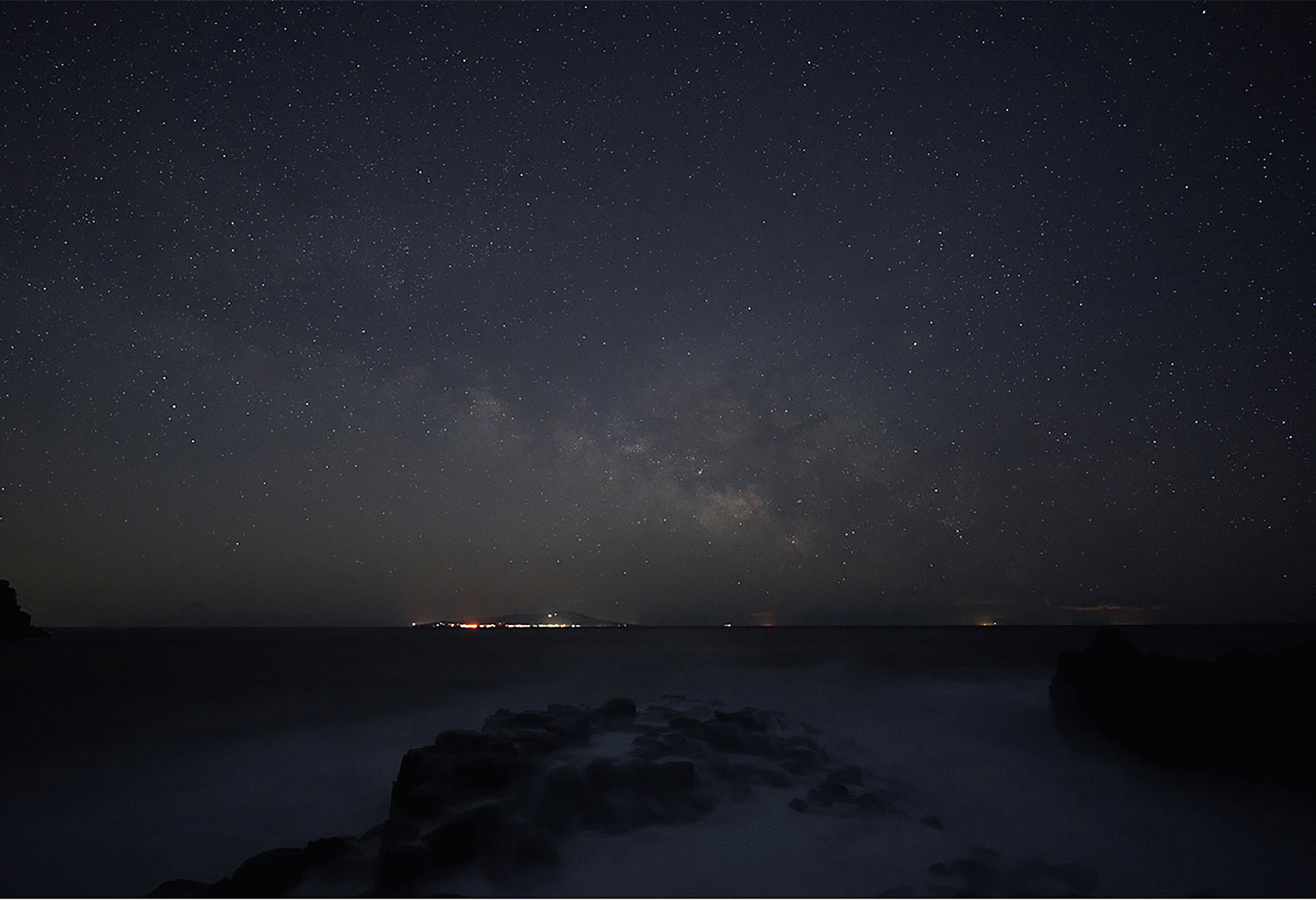 Sternenhimmel-Foto, das die Milchstraße über dem Meer zeigt