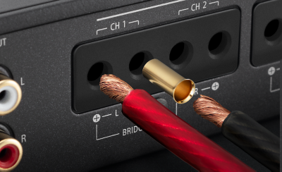 Keturių CH prievadų su raudonais ir juodais kabeliais, įeinančiais į dvi angas, vaizdas stambiu planu