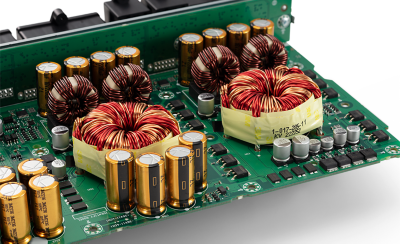 Krupni plan internih komponenti pojačala XM-8ES na matičnoj ploči